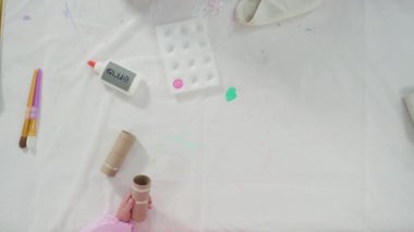 Düz yatıyordu. Adım adım. Kağıttan tek boynuzlu atlar yapmak ve boş tuvalet kağıdı ruloları yapmak..