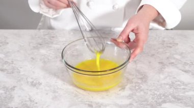 Manzarayı kapat. Fünyeli kek pişirmek için karıştırma kabındaki malzemeleri karıştırıyorum..