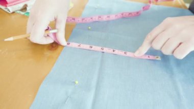 Koronavirüs salgını için dikiş makinesiyle pamuk yüz maskesi dikiyorum..