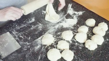 Konut mutfağındaki tezgahın üzerinde ekmek hazırlıyorum..