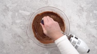 Düz yatıyordu. Adım adım. Kırmızı kadife kek hazırlamak için karıştırma kabındaki malzemeleri karıştırıyorum..