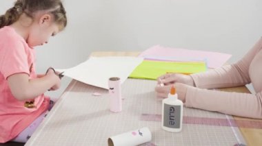 Adım adım. Kağıttan tek boynuzlu atlar yapmak ve boş tuvalet kağıdı ruloları yapmak..