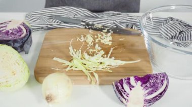 Adım adım. Ağaç kesme tahtasıyla organik lahana doğruyorum..