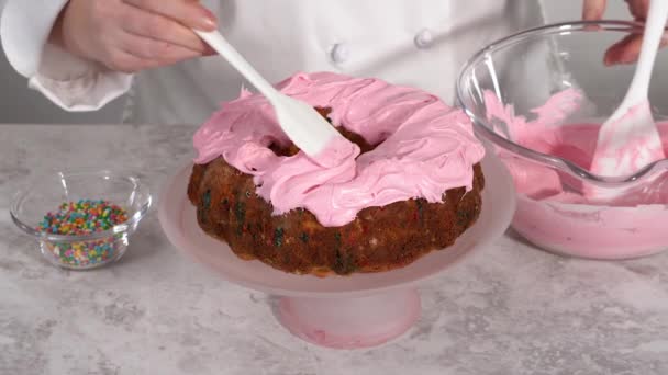 Tarta Paquete Funfettti Helado Con Glaseado Crema Mantequilla Rosa Soporte — Vídeo de stock