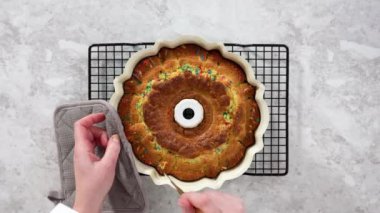 Düz yatıyordu. Taze pişmiş funfettti demetini kek kalıbından çıkarıyorum..