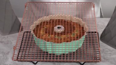 Taze pişmiş funfettti demetini kek kalıbından çıkarıyorum..