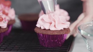 Zaman aşımı. Adım adım. Kırmızı kadife keklerin üzerine İtalyan tereyağlı krema dökerek..