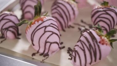 Düz yatıyordu. Adım adım. Parşömen kağıdına çikolata soslu çilek çeşitleri..