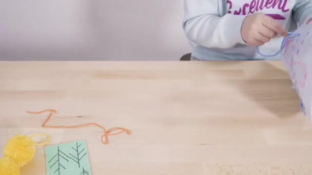 Desfasamento Temporal Menina Aprendendo Costurar Com Sua Mãe Mesa Artesanato — Vídeo de Stock