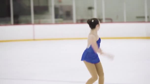Teenage Girl Practicing Figure Skating Indoor Ice Skating Rink — Stock Video
