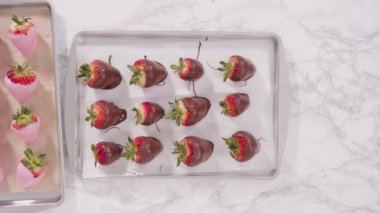 Düz yatıyordu. Adım adım. Çikolata soslu çilekleri çikolatayla süslemek..