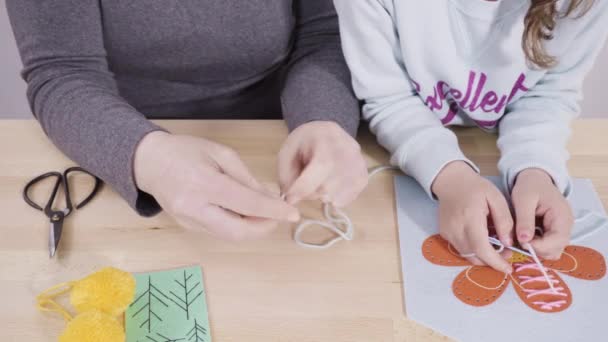 Kislány Megtanul Varrni Anyjával Kézműves Asztalnál — Stock videók