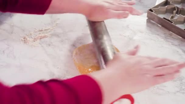 Раскатывание Теста Сахарного Печенья Испечь Рождественское Печенье — стоковое видео