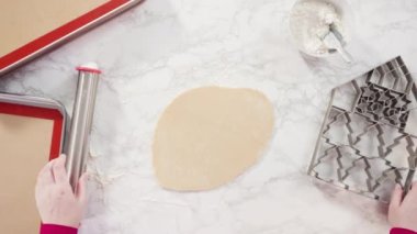 Düz yatıyordu. Noel kurabiyeleri pişirmek için şekerli kurabiye hamuru hazırlıyorum..