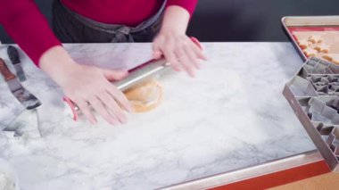 Dev Noel kurabiyeleriyle şekerli kurabiyeleri kesiyorum..