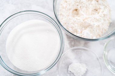 Kırmızı kadife kek hazırlamak için cam karıştırma kabı içeriyor..