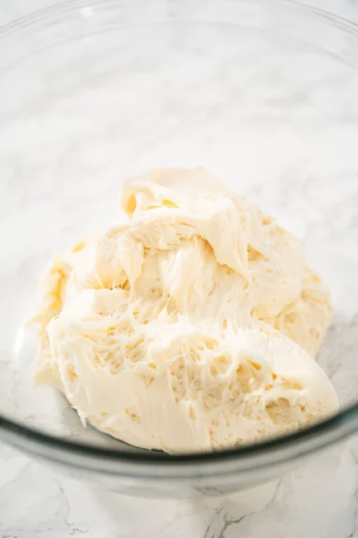 Whisking Cobertura Creme Manteiga Uma Tigela Mistura Vidro Com Misturador — Fotografia de Stock