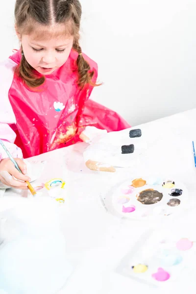 Menina Trabalhando Seu Projeto Arte Para Ensino Distância Casa Durante — Fotografia de Stock