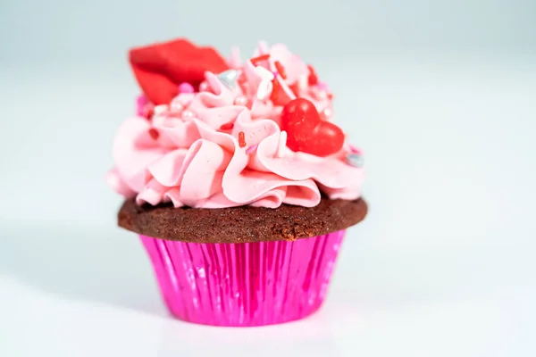 Rote Samt Cupcakes Mit Rosa Italienischem Buttercreme Zuckerguss Und Dekoriert — Stockfoto