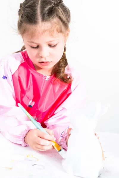 Kleines Mädchen Bei Der Arbeit Ihrem Kunstprojekt Für Fernunterricht Hause — Stockfoto
