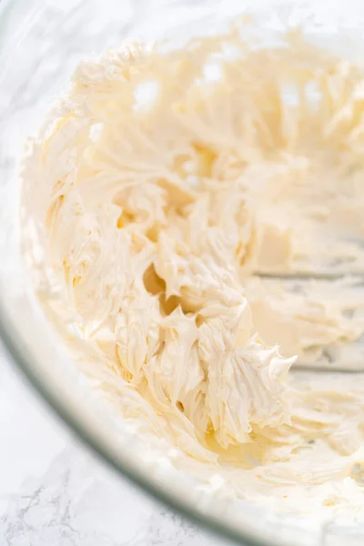 Смешивание Ингредиентов Большой Стеклянной Миске Приготовления Сливочного Сыра Глазури — стоковое фото