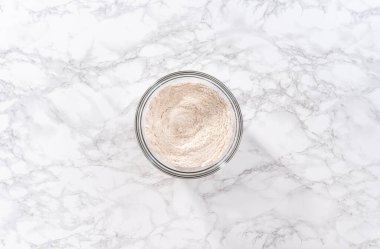 Düz yatıyordu. Büyük bir bardakta karıştırılan malzemeler kabaklı kek yapmak için karıştırılıyor..