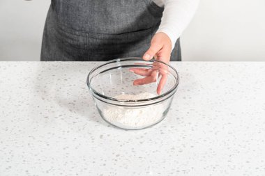 Kuru malzemeyi büyük bir bardakta çırpma kabıyla karıştırıp kek pişirmek..