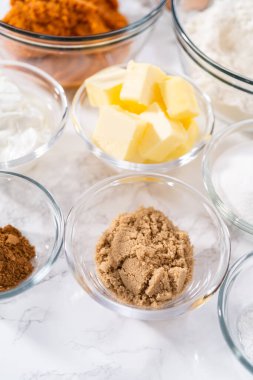 Kabaklı kek pişirmek için bardaktaki malzemelerin ölçümü..