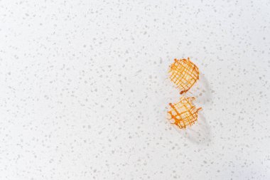 Düz yatıyordu. Tezgahın üstünde çıtır çıtır karamelli kekler var..