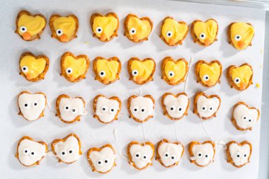 Çikolata kaplı kraker tavşanları ve beyaz ve sarı çikolatalı ördek yavruları hazırlanıyor..