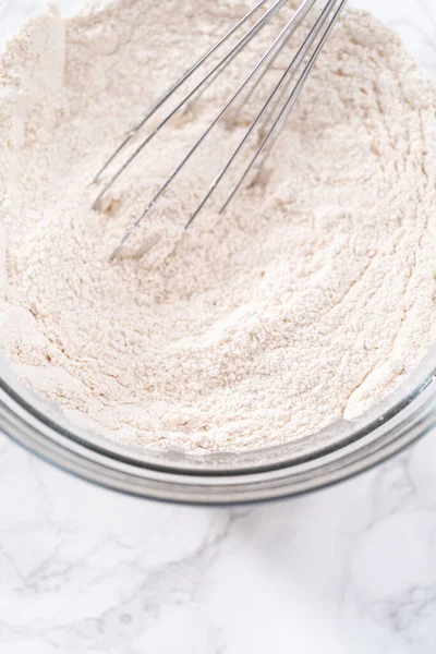 Mescolare Gli Ingredienti Una Grande Ciotola Vetro Cuocere Torta Zucca — Foto Stock