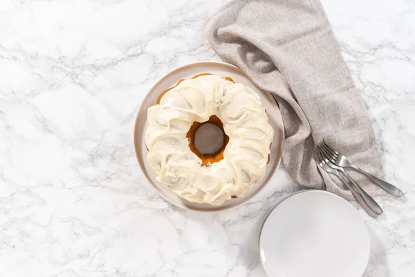 Acostado Pastel Calabaza Recién Horneado Con Glaseado Queso Crema Mostrador —  Fotos de Stock