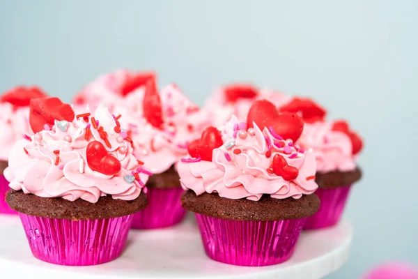 Röd Sammet Muffins Med Rosa Italiensk Smörkräm Glasyr Och Dekorerar — Stockfoto