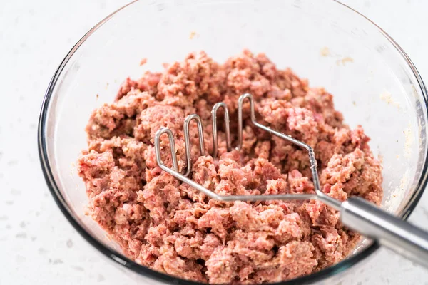 Misturando Ingredientes Com Masher Potatoe Uma Tigela Mistura Vidro Para — Fotografia de Stock