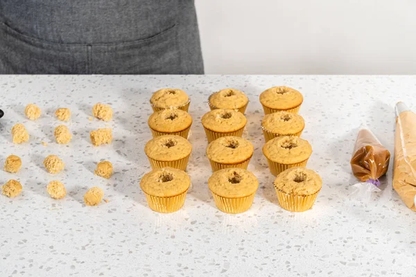 Fyllning Cupcakes Med Karamell För Att Göra Dulce Leche Cupcakes — Stockfoto