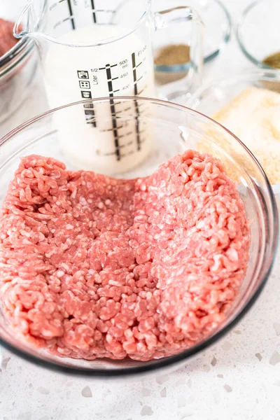 Ingredientes Medidos Tigelas Mistura Vidro Para Fazer Almôndegas Assadas Forno — Fotografia de Stock