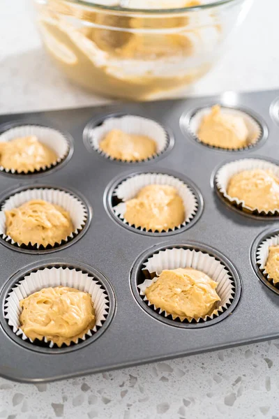 Scooping Pâte Cupcake Avec Cuillère Pâte Dans Une Casserole Cupcake — Photo