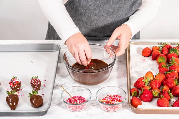 Çikolata Kaplı Çilekleri Hazırlamak Için Erimiş Çikolataya Çilek Bandırıyorum — Stok fotoğraf