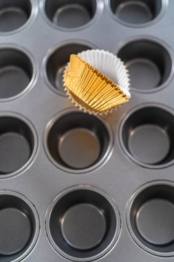 Hamur kepçesiyle kek hamurunu kek tepsisine fırınlamak ve kek pişirmek..