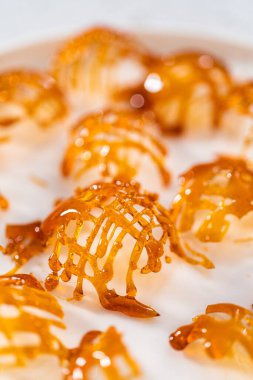 Tezgahın üstünde çıtır çıtır karamelli kekler var..