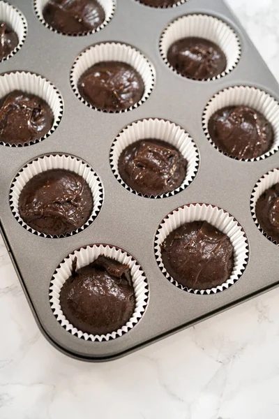 Scooping Cake Beslag Met Deeg Primeur Cupcake Folie Liners Chocolade — Stockfoto