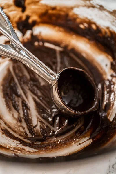 Sodrás Torta Tészta Kanál Cupcake Fólia Bélés Sütni Csokoládé Borsmenta — Stock Fotó