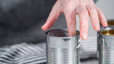 Konserve açacağıyla konserve fasulye açıyorum..