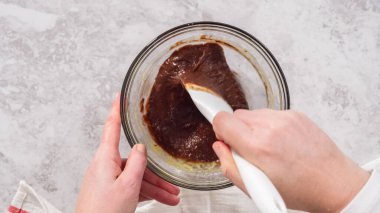 Düz yatıyordu. Adım adım. Çikolatalı kek hazırlamak için bardakları karıştırıyorum..