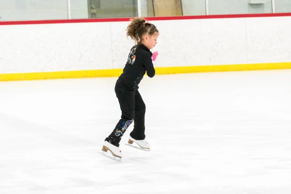 Kleine Schaatsster Oefent Haar Elementen Ochtend Kunstschaatstraining — Stockfoto