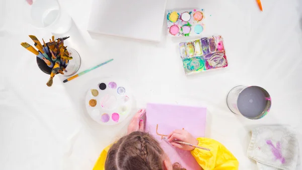 Acostado Niña Pintando Con Pintura Acrílica Sobre Lienzo Con Madre — Foto de Stock