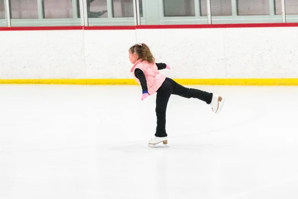 在早上的花样滑冰练习中 小滑雪者在练习她的动作 — 图库照片