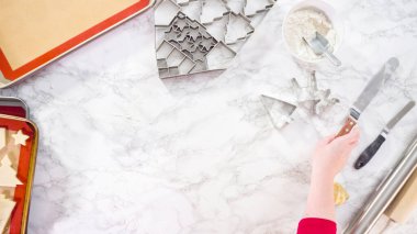 Düz yatıyordu. Noel kurabiyeleri pişirmek için şekerli kurabiye hamuru hazırlıyorum..