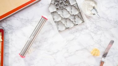 Düz yatıyordu. Noel kurabiyeleri pişirmek için şekerli kurabiye hamuru hazırlıyorum..