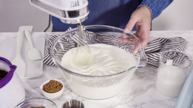 Adım adım. El yapımı mutfak mikserinde ev yapımı çikolatalı dondurma hazırlıyorum..